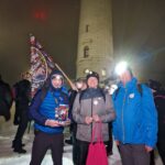 wspólne zdjęcie wicestarosty, posła i szefa dzierżoniowskiego sztabu wośp z puszką wośp na tle wieży