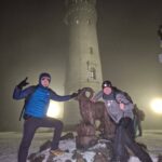 wicestarosta i szef sztabu dzierżoniowskiego wośp wspólne zdjęcie z rzeźbą muflona na tle wieży