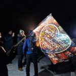 flaga WOŚP na pierwszym planie