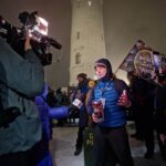 wicestarosta udziela wywiadu, w tle inni uczestnicy i flaga WOŚP