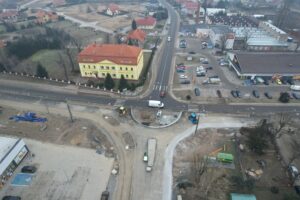 widok z lotu ptaka na budowę ronda w Pieszycach
