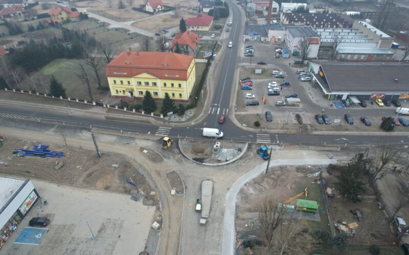 widok z lotu ptaka na budowę ronda w Pieszycach