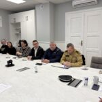 uczestnicy siedzą przy stole