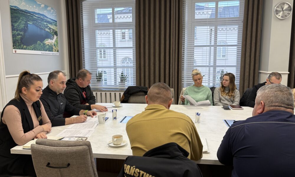 zbliżenie, uczestnicy siedzą przy stole