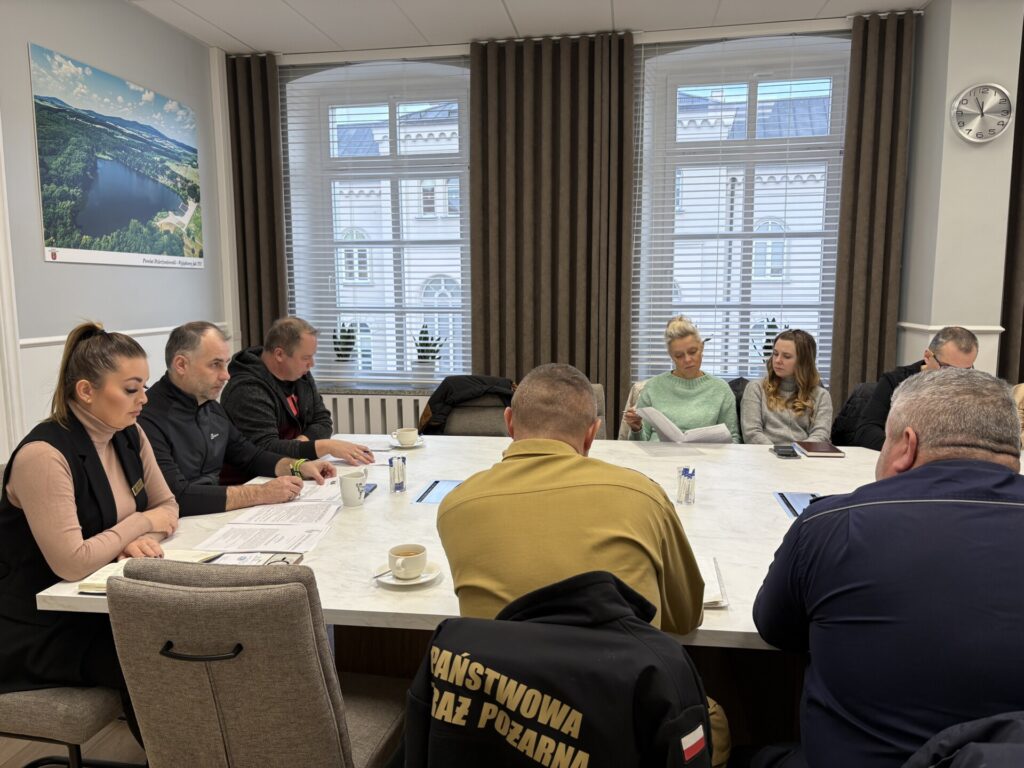 zbliżenie, uczestnicy siedzą przy stole