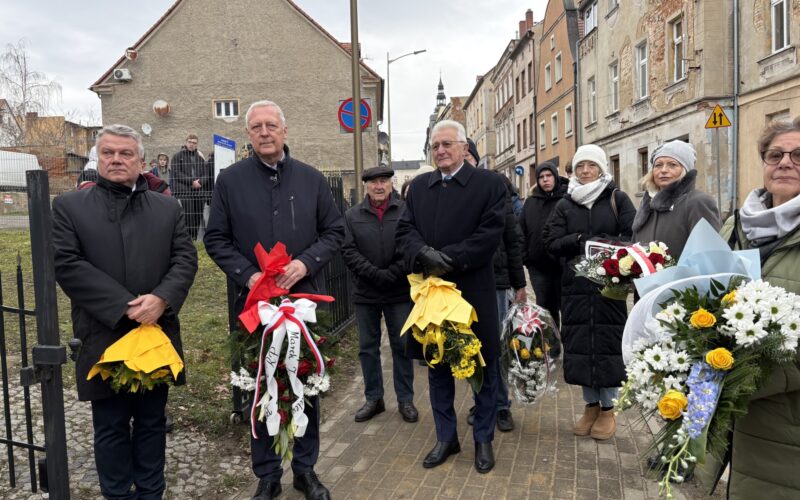 zbliżenie na władze samorządów powiatu z kwiatami podczas uroczystości