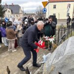 poseł składa kwiaty