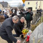 burmistrz składa kwiaty