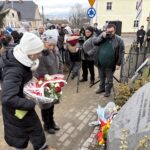 kobiety składają kwiaty