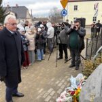 mężczyzna pod pomnikiem