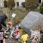 wicestarosta i przewodniczący rady powiatu składający kwiaty pod obeliskiem