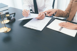 obrazek zeszyty, długopis w dłoni