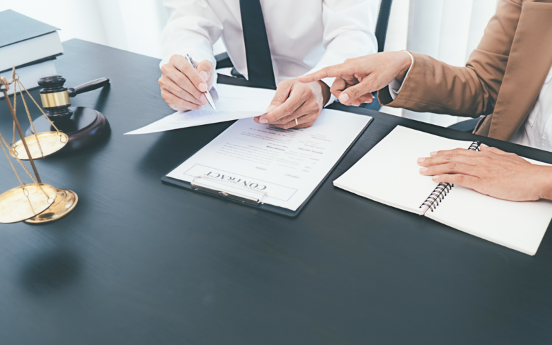 obrazek zeszyty, długopis w dłoni