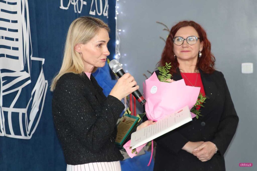 sekretarz wręcza dyrektor kwiaty, statuetkę i dyplom