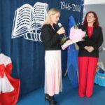 sekretarz wręcza gratulacje dyrektor