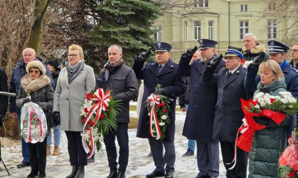 przedstawiciele samorządów oraz mundurowi podczas uroczystości pod pomnikiem