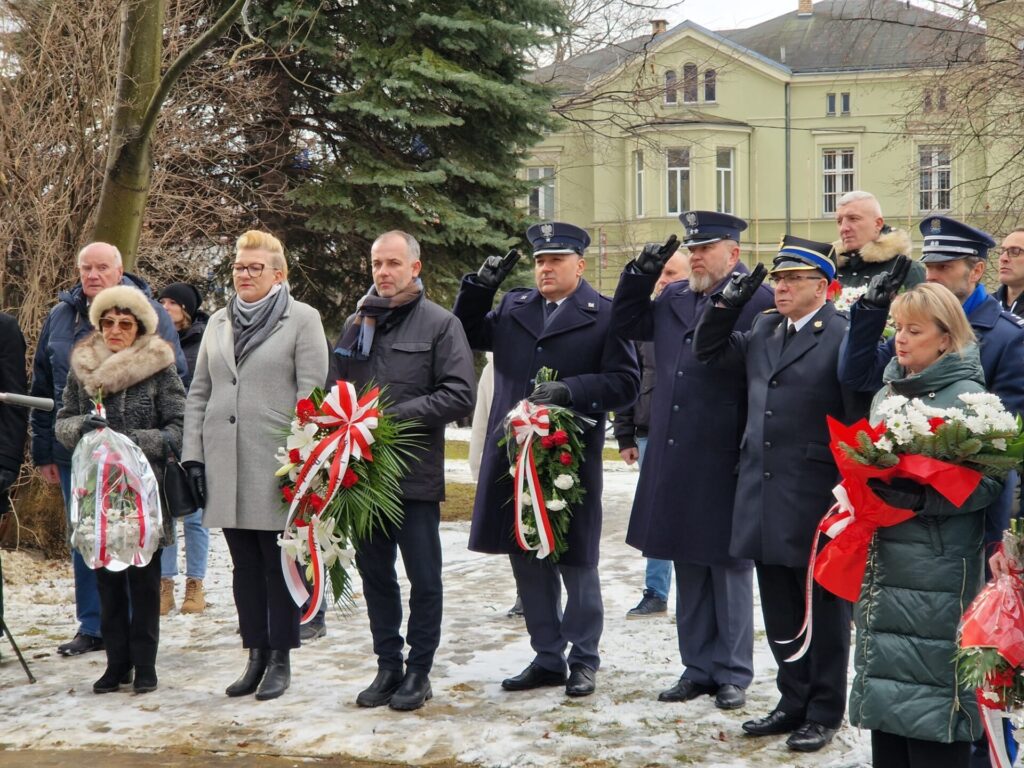 przedstawiciele samorządów oraz mundurowi podczas uroczystości pod pomnikiem