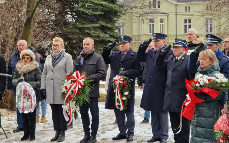przedstawiciele samorządów oraz mundurowi podczas uroczystości pod pomnikiem