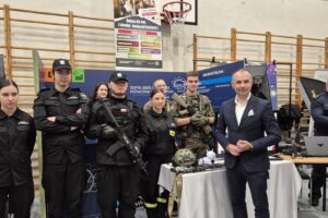 wicestarosta Andrzej Bolisęga i uczniowie podczas prezentacji szkół