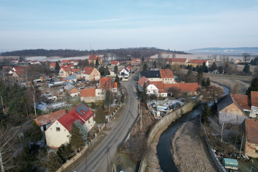widok z drona na drogę w Mościsku