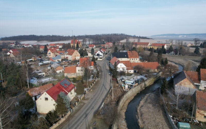 widok z drona na drogę w Mościsku