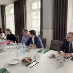 członkowie prrp siedzą przy stole 7