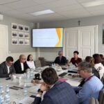 członkowie prrp siedzą przy stole 6