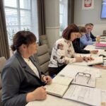 członkowie prrp siedzą przy stole 2