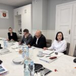 członkowie prrp siedzą przy stole 1