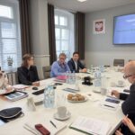 członkowie prrp siedzą przy stole