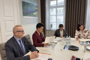 starosta Grzegorz Kosowski, przewodnicząca PRRP Dorota Konieczna Enozel, dyrektor PUP Monika Zawilak