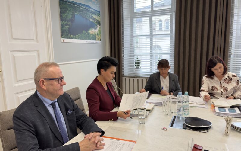 starosta Grzegorz Kosowski, przewodnicząca PRRP Dorota Konieczna Enozel, dyrektor PUP Monika Zawilak