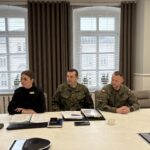 widok na uczestników spotkania przy stole 15