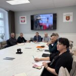 widok na uczestników spotkania przy stole 14