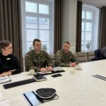 widok na uczestników spotkania przy stole 13