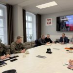 widok na uczestników spotkania przy stole 12