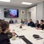 widok na uczestników spotkania przy stole 11