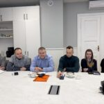 widok na uczestników spotkania przy stole 10