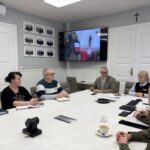 widok na uczestników spotkania przy stole 9