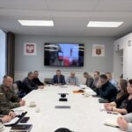 widok na uczestników spotkania przy stole 7