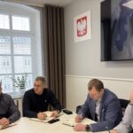 widok na uczestników spotkania przy stole 2