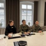 widok na uczestników spotkania przy stole 1