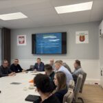 widok na uczestników spotkania przy stole