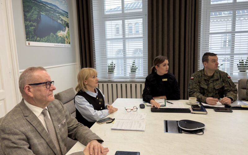 starosta Grzegorz Kosowski, dyrektor wydziału bezpieczeństwa i spraw obywatelskich Grażyna Wójcik