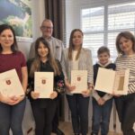 wspólne zdjęcie zwycięzców ze starostą