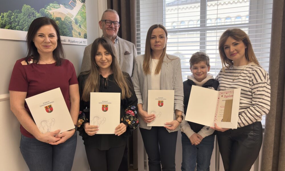 wspólne zdjęcie starosty i zwycięzców konkursu