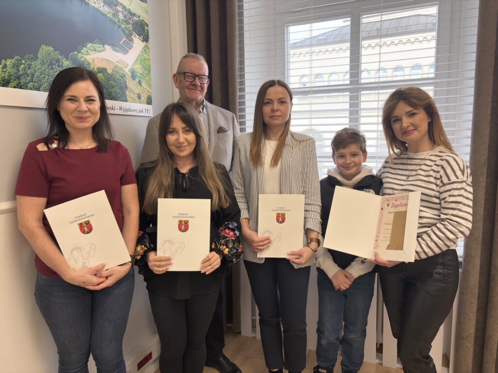 wspólne zdjęcie starosty i zwycięzców konkursu