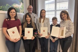 wspólne zdjęcie starosty i zwycięzców konkursu