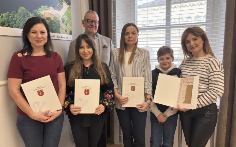 wspólne zdjęcie starosty i zwycięzców konkursu