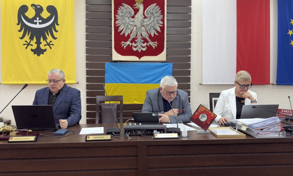 przewodniczący rady Jacek Grzebieluch podczas sesji